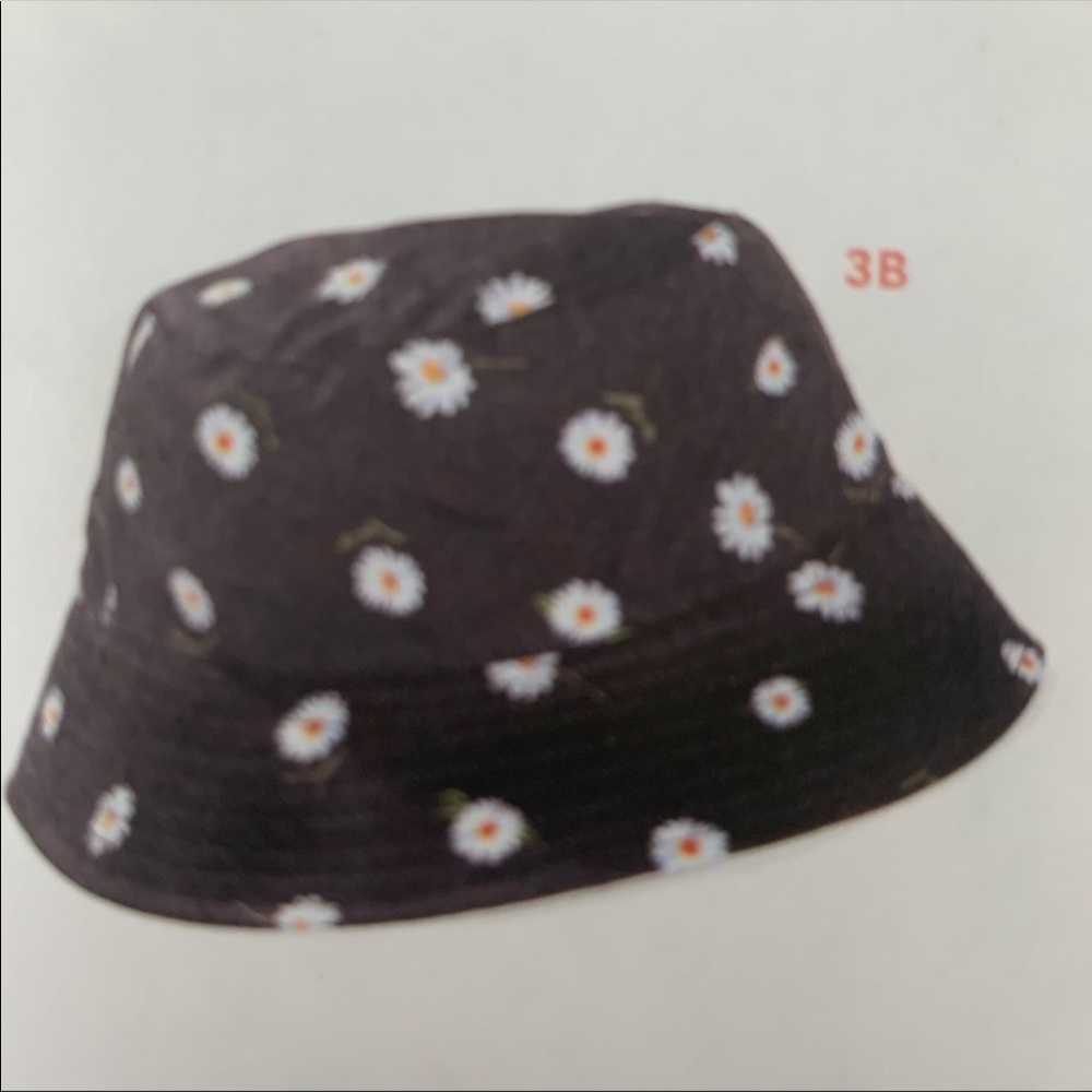 Alice + Olivia reversible bucket hat. Daisy print. NWT - Picture 9 of 10